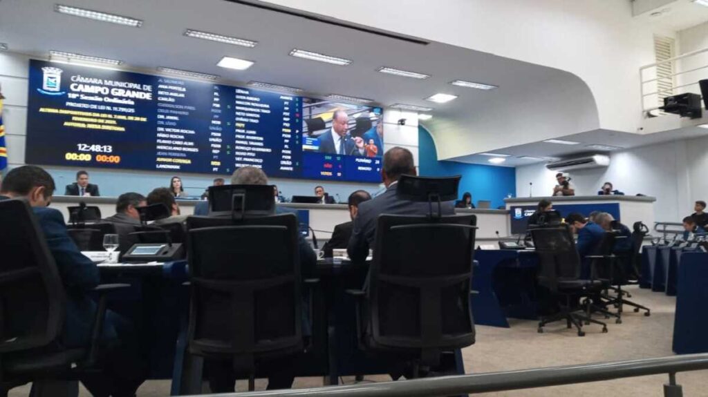 Votação em massa aprova reajuste parcelado para prefeita e auditores em Campo Grande