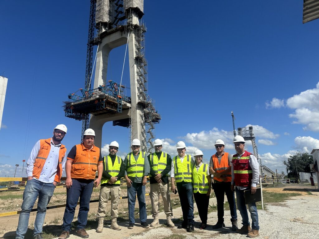 Autoridades visitam obra da ponte da Rota Bioceânica em Porto Murtinho