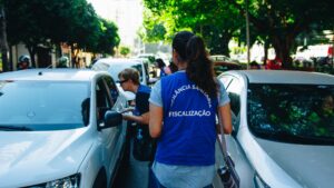 Blitz educativa da Vigilância Sanitária chama atenção para presentear com responsabilidade no Dia das Mães