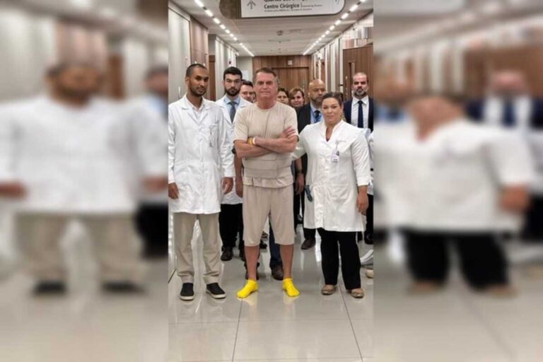 Bolsonaro posta foto com equipe médica e afirma: 'sigo confiante'