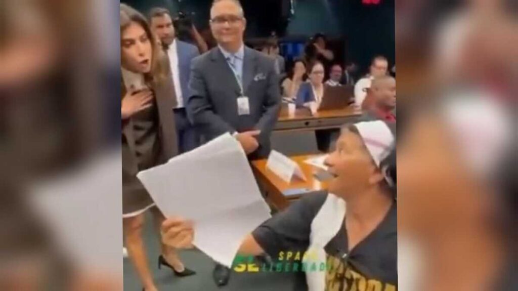 Camila Jara 'alivia' para Lula e bate boca com idosa vítima de golpe no INSS (vídeo)