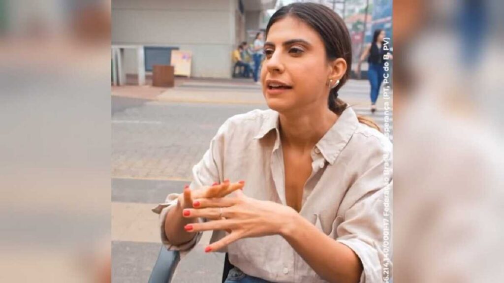 Camila Jara pede licença para tratar de câncer na tireoide