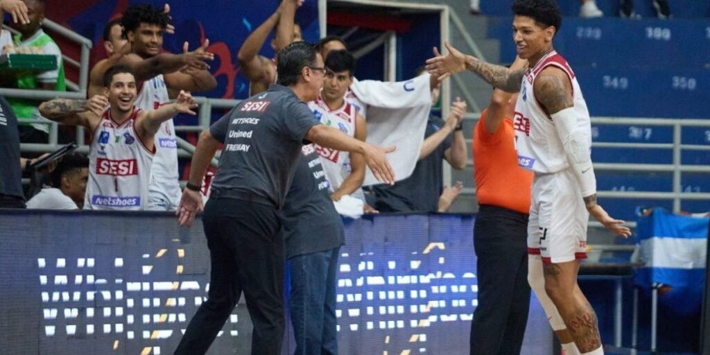 Placa da Whirlpool , em jogo do NBB - Marcos Limonti / SFB
