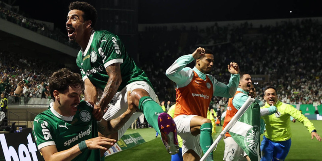 Jogadores do Palmeiras comemoram gol de Vitor Roque - Cesar Greco / Palmeiras