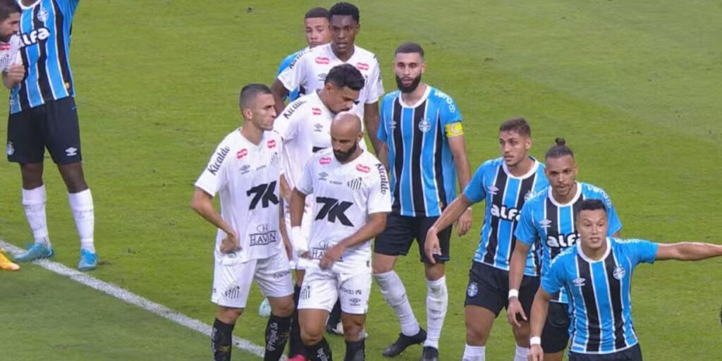 Wagner Leonardo e Marlon, do Grêmio, atuam sem logotipo de patrocinador no final do jogo contra o Santos - Reprodução / RBS