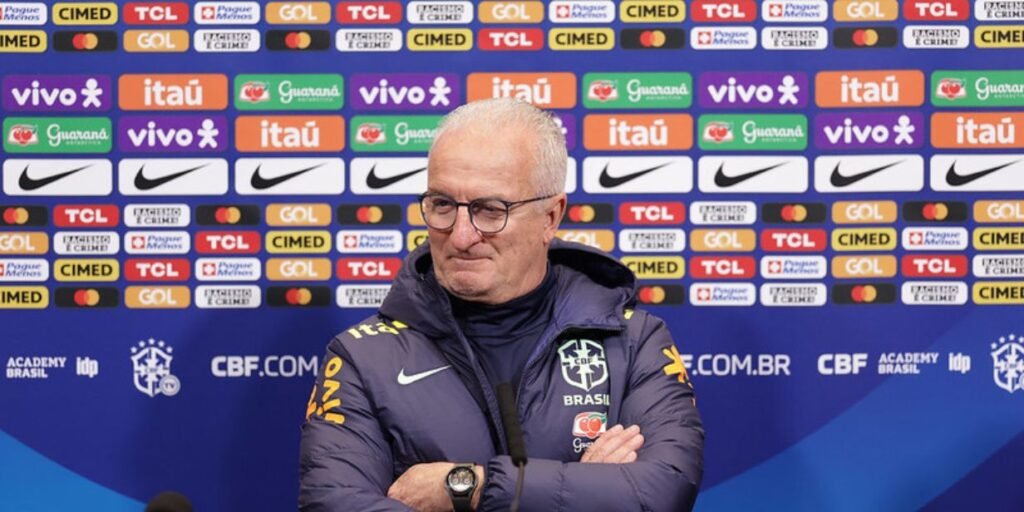 Dorival Júnior, então técnico da seleção brasileira, à frente de backdrop no qual ainda aparecem Mastercard, TCL, Pague Menos e Gol, em março de 2024 - Rafael Ribeiro / CBF