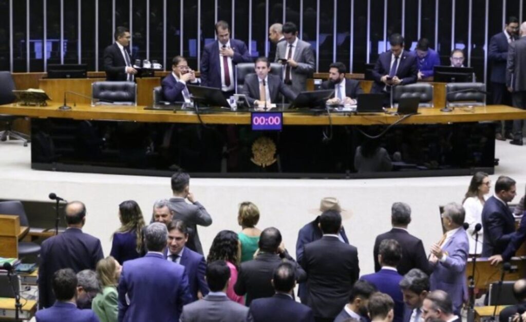 Maior número de deputados aprovado pela Câmara pode custar R$ 64,8 milhões por ano