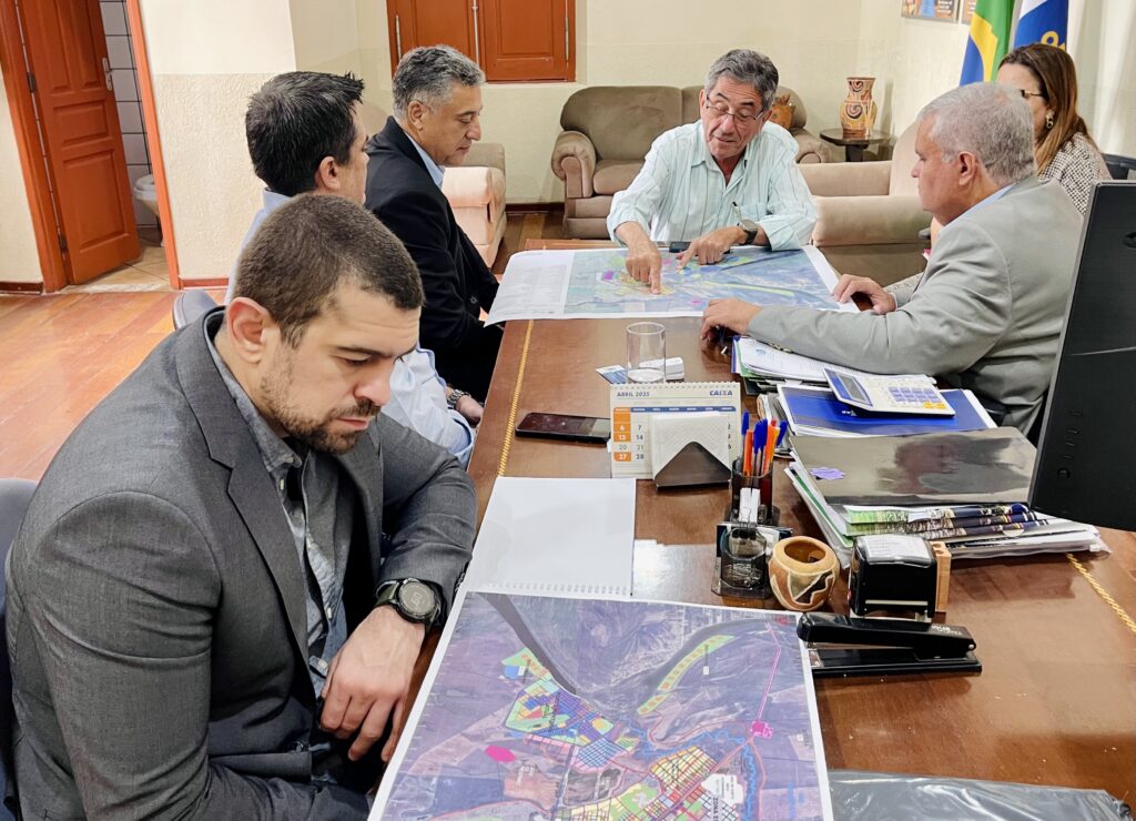 Prefeito Nelson Cintra recebe representantes da Polícia Civil para tratar de segurança pública e Plano Diretor em Porto Murtinho