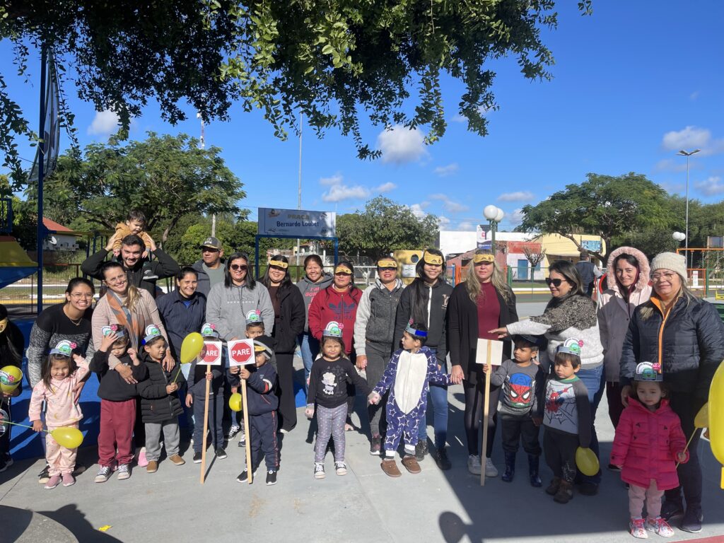 Prefeitura realiza blitz educativa com alunos da CEINF Rafael Cortada Cordoniz dentro das ações do Maio Amarelo