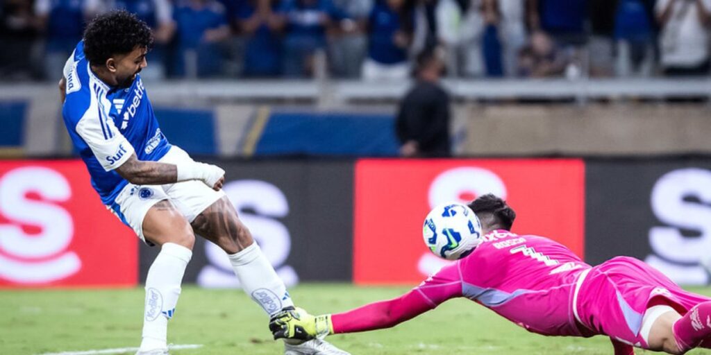 Gabigol marca o gol da vitória do Cruzeiro após rebote de Rossi, do Flamengo - Gustavo Aleixo / Cruzeiro