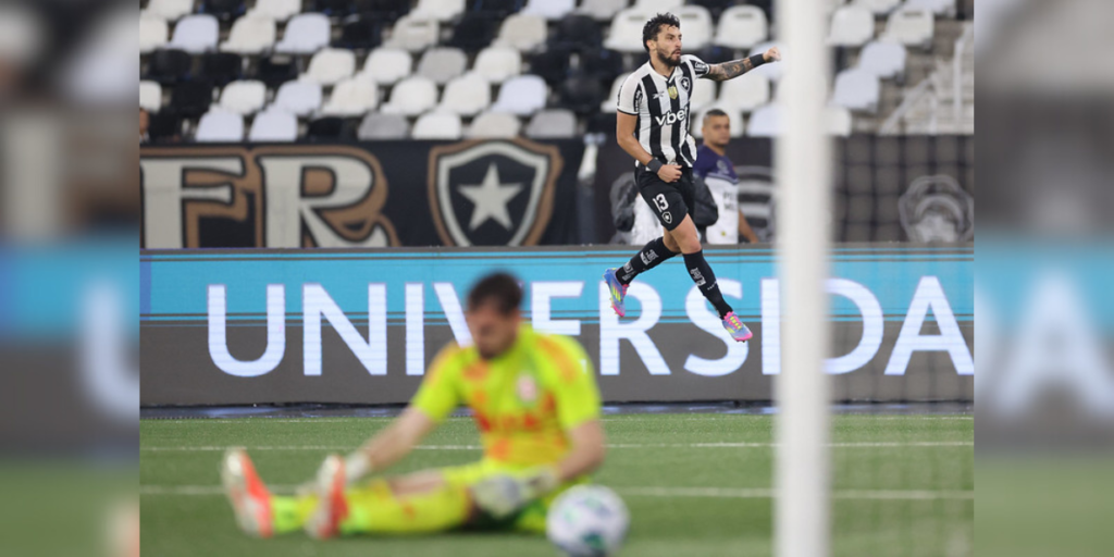 Alex Telles comemora o quarto gol do Botafogo sobre o Internacional - Vitor Silva / Botafogo