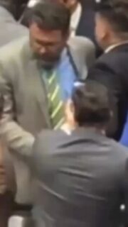 O presidente da Câmara dos Deputados, Hugo Motta (Republicanos-PB), abriu oficialmente a sessão às 22h24 desta quarta-feira (6/8). A abertura oficial se deu com mais de 2 horas de atraso em meio a tensão com a ocupação na Casa e amaça de suspensão a deputados.

“Peço que deixem a Mesa Trabalhar. [...] Não vai ser na agressão que nós vamos resolver esse problema. Então nós queremos aqui, até para que tenhamos a paridade, até para que tenhamos a paridade, a mesa possa se manifestar ao longo do tempo. 

O que tem acontecido nesses últimos dias, eu peço a todos aqui de maneira educada que possamos deixar aqui o espaço para a mesa e peço aos parlamentares que possam tomar os seus lugares, é educadamente o que eu estou pedindo” declarou Motta. “Projetos pessoais não podem estar à frente do povo”, completou.

Motta havia marcado a sessão no plenário da Casa para às 20h30 (horário de Brasília), mesmo com a ocupação de bolsonaristas no local. Os parlamentares de oposição, no entanto, resistiram em permanecer ocupando a mesa.
O clima no local foi de bastante tensão. 

A Polícia Legislativa foi convocada para o Salão Verde. Mesmo com a chegada do horário previsto, a sessão não foi iniciada.

Depois de conversa com líderes, decidiu abrir a sessão e fazer um pronunciamento, sem votações.